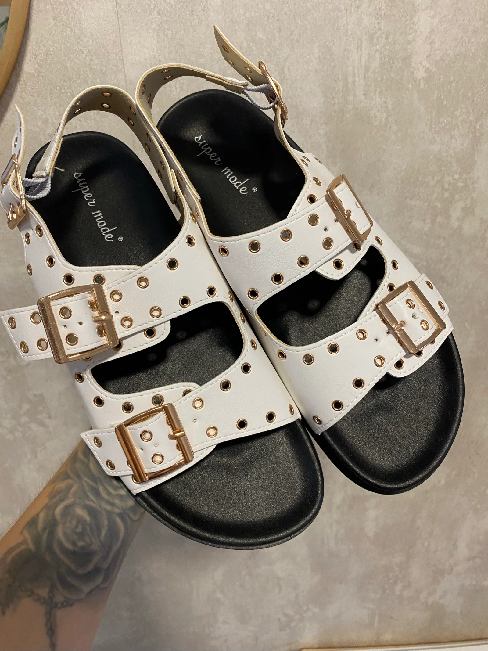 Sandales blanches semelle noire – photo 5